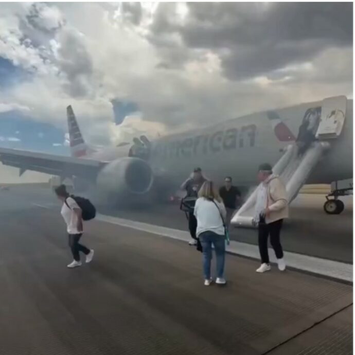 Un forte boato durante il decollo, poi fumo e fiamme dal carrello: “Siamo stati fortunati a non essere ancora in volo”. Boeing 737 di American Airlines prende fuoco in pista