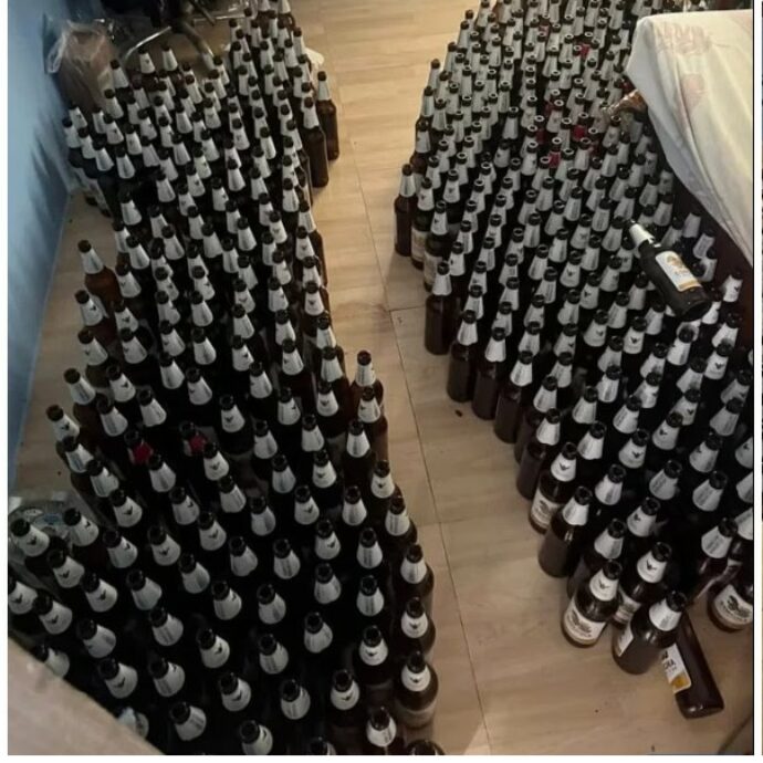 “Per un mese papà ha bevuto solo birra, non mangiava più nulla. Era distrutto dal divorzio”: 44enne trovato morto dal figlio adolescente tra 100 bottiglie vuote