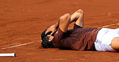 Copertina di La gioia e poi la beffa: Darderi trionfa a Umago, ma si fa male seriamente alla caviglia esultando