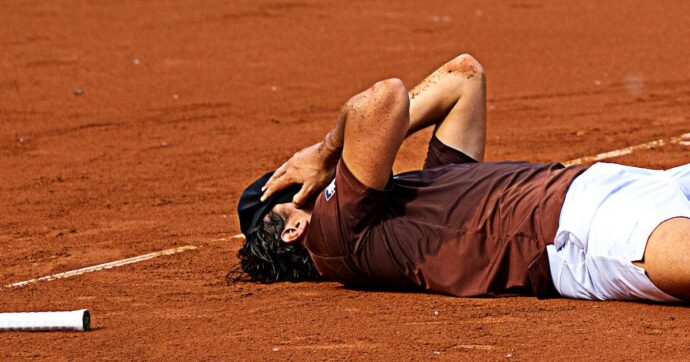 La gioia e poi la beffa: Darderi trionfa a Umago, ma si fa male seriamente alla caviglia esultando