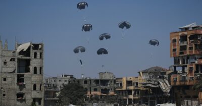 Copertina di Gaza, in corso la pausa umanitaria per far entrare gli aiuti. Media: “La maggior parte dei carichi lanciati è finita in zone off-limits”