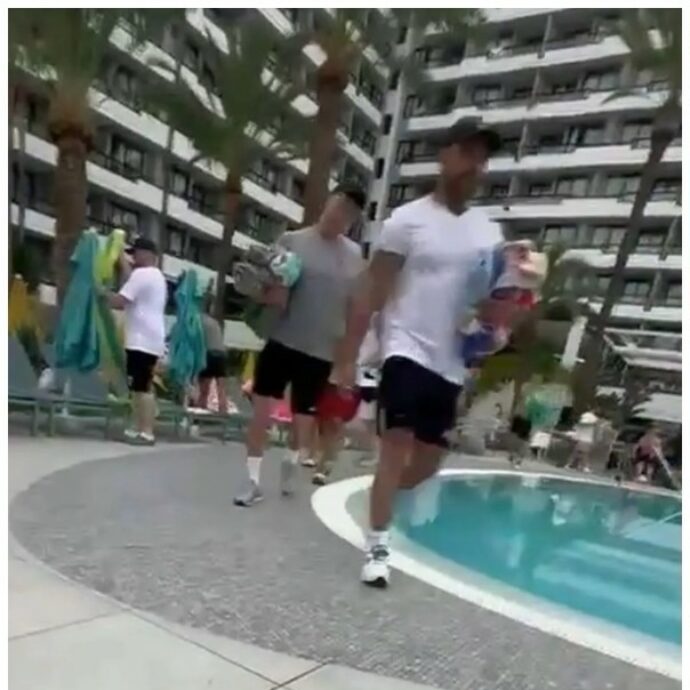 “Dopo aver speso 5.000 euro, è uno scherzo doversi alzare alle 6:30 per un posto in piscina”: scoppia la “guerra dei lettini” nel resort, addetto dell’hotel travolto dalla calca