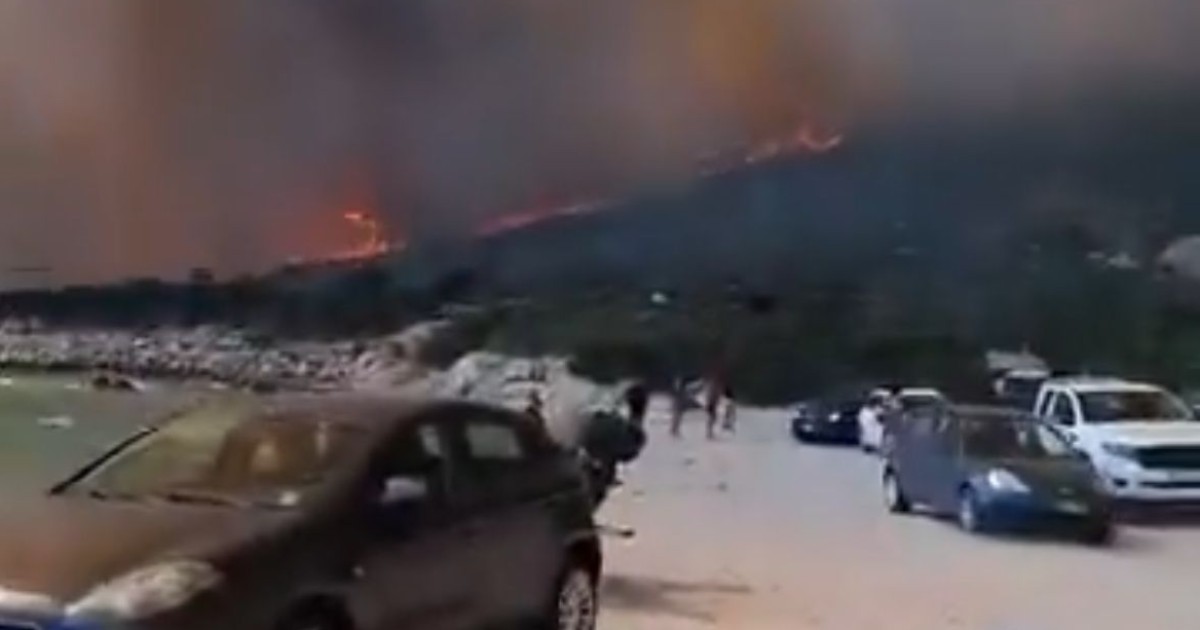 Villasimius, fiamme a ridosso della spiaggia: bagnanti a riva con le auto per portare via i familiari Villasimius, fiamme a ridosso della spiaggia: bagnanti a riva con le auto per portare via i familiari