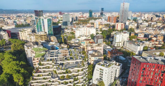 Lo scrittore albanese Fatos Lubonja: “Avevano promesso zero costruzioni. Le star dei palazzi?  Solo marketing”