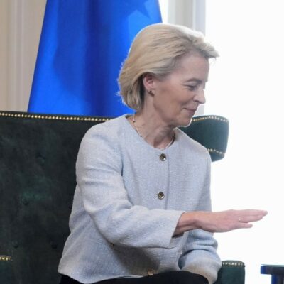 Copertina di Resa di Ursula a Trump: dazi al 15%, 750 mld in armi e gas