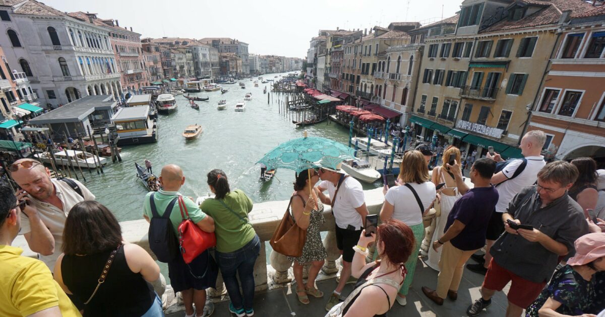 L’overtourism secondo me non si può arginare: l’unica cosa da fare è un passo indietro L’overtourism secondo me non si può arginare: l’unica cosa da fare è un passo indietro