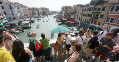 Copertina di L’overtourism secondo me non si può arginare: l’unica cosa da fare è un passo indietro