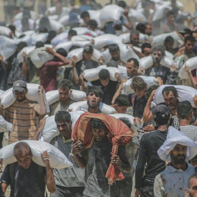 Copertina di Gaza, Bibi apre i corridoi. Ieri altri 38 morti. Il Papa: “Schiacciati dalla fame”