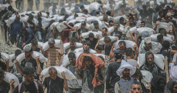 Gaza, Bibi apre i corridoi. Ieri altri 38 morti. Il Papa: “Schiacciati dalla fame”