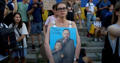 Copertina di 1,5 mld di aiuti tagliati. “Avviso a Zelensky per l’Anticorruzione”