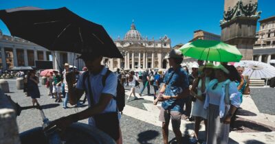 Copertina di Da Parigi al Giubileo: ora i turisti fuggono dagli eventi