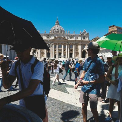 Copertina di Da Parigi al Giubileo: ora i turisti fuggono dagli eventi