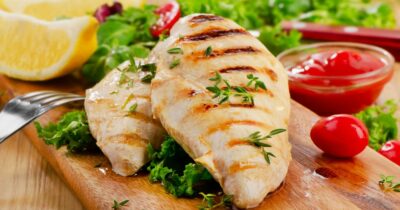 Copertina di “Attenti al pollo, aumenta il rischio di morte per tumori più della carne rossa”: il nuovo studio e il parere dell’esperto