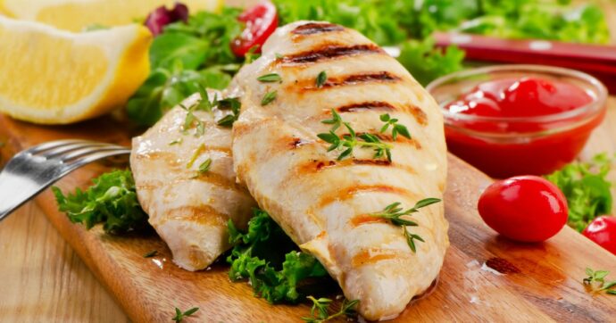 “Attenti al pollo, aumenta il rischio di morte per tumori più della carne rossa”: il nuovo studio e il parere dell’esperto