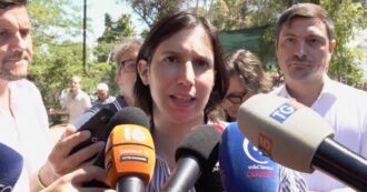 Copertina di Dazi, Schlein: “La totale accondiscendenza a Trump del nostro governo è fallimentare”