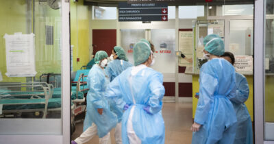 Copertina di Ospedali, entra in vigore lo stop ai gettonisti. Ma nessuno li ha ancora sostituiti: “Così è un salto nel vuoto per i Pronto soccorso”