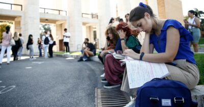 Copertina di Accesso a medicina, quasi 65mila iscritti al semestre aperto. Ma il numero chiuso resta: 40mila dovranno rinunciare