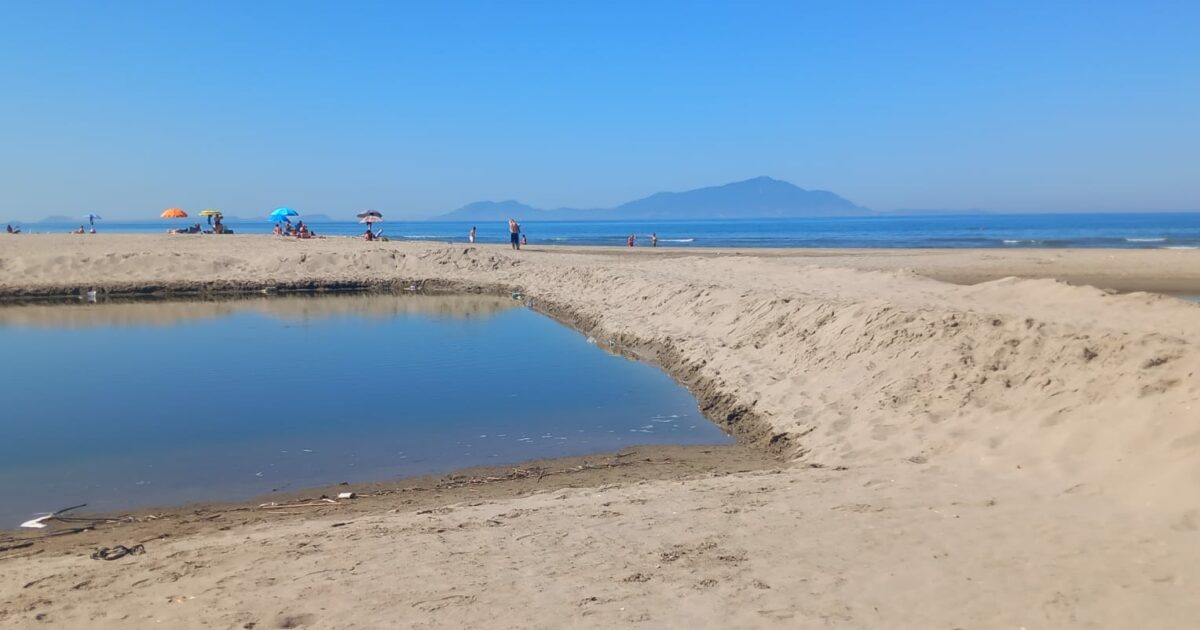 la foce del lago patria chiusa con una diga di sabbia cos236 si salvano i lidi ma muore l8217ecosistema