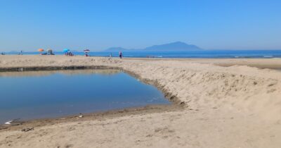 Copertina di La foce del lago Patria chiusa con una diga di sabbia: “Così si salvano i lidi ma muore l’ecosistema”