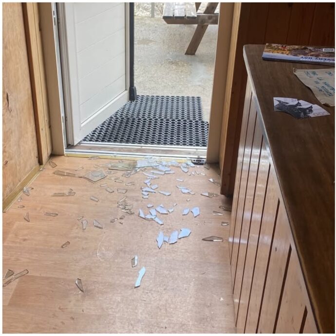 Sbagliano sentiero, tornano indietro e distruggono un rifugio sulle Dolomiti: “Se la sono presa con il cameriere che li aveva indirizzati”