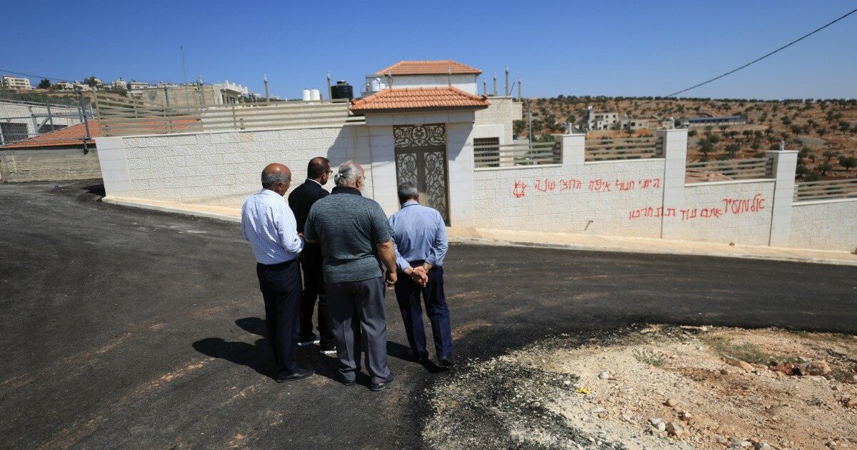 coloni israeliani senza freni in cisgiordania nuovo assalto al villaggio cristiano di taybeh auto a fuoco fuori gli arabi o morte