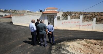 Copertina di Coloni israeliani senza freni in Cisgiordania, nuovo assalto al villaggio cristiano di Taybeh: auto a fuoco. “Fuori gli arabi o morte”
