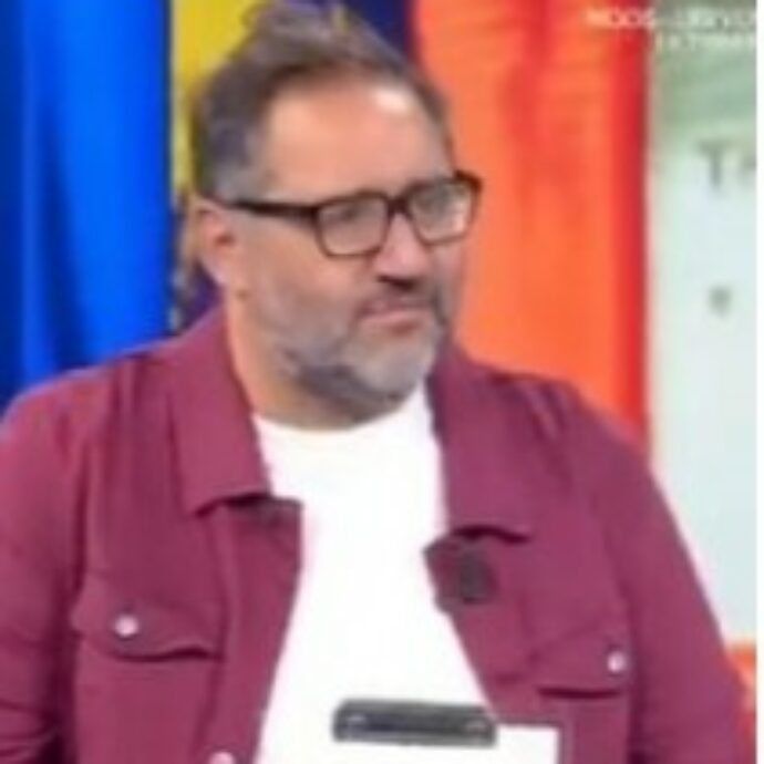 Momenti di imbarazzo a “Camper”, il conduttore Peppone rimane muto quando Pierdavide Carone ricorda lo scomparso Celso Valli. I commenti: “TeleCapri è meglio”