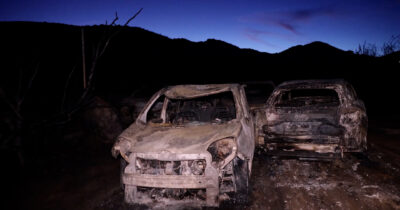 Copertina di Auto carbonizzate nel violento incendio a Villasimius: quel che resta dopo le fiamme – Video