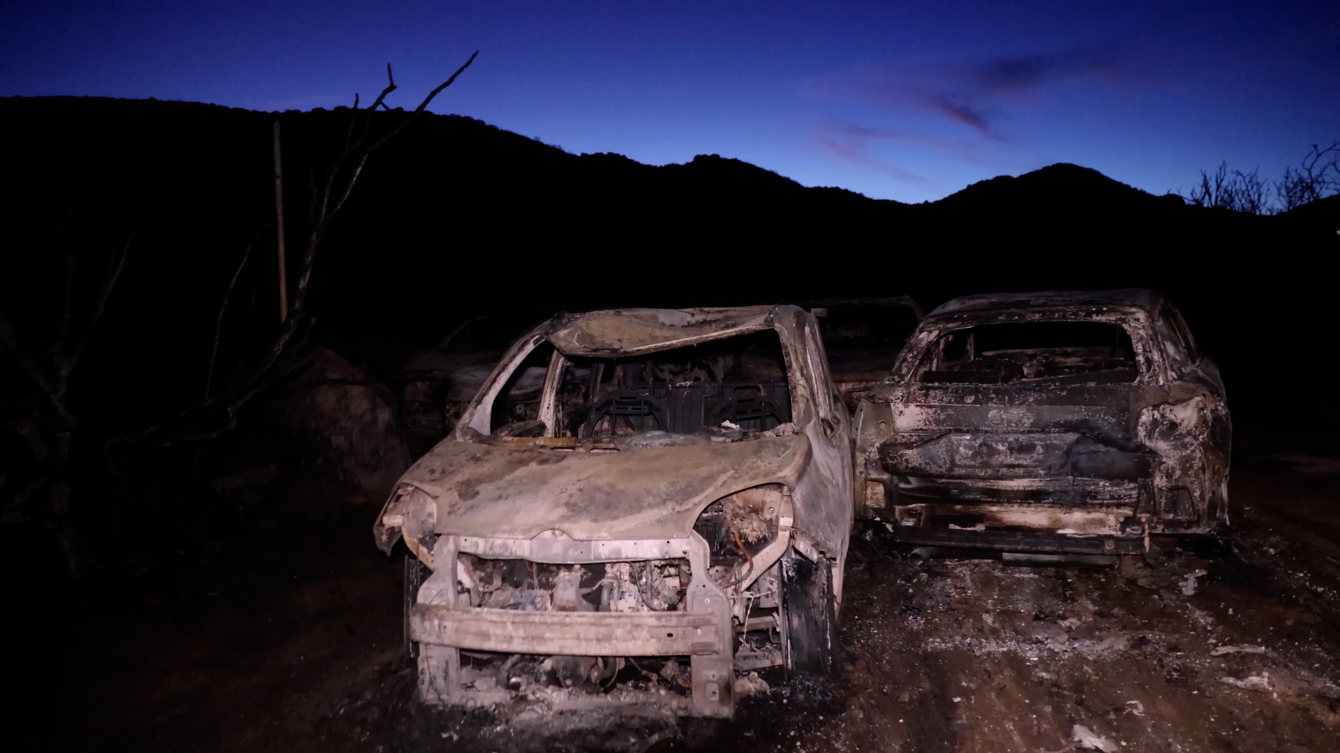 auto carbonizzate nel violento incendio a villasimius quel che resta dopo le fiamme 8211 video
