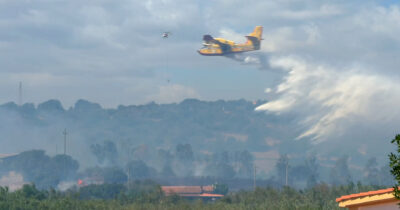 Copertina di Vasto incendio nella zona di Orosei, sganci d’acqua da canadair ed elicotteri: “Ci siamo svegliati col fumo”