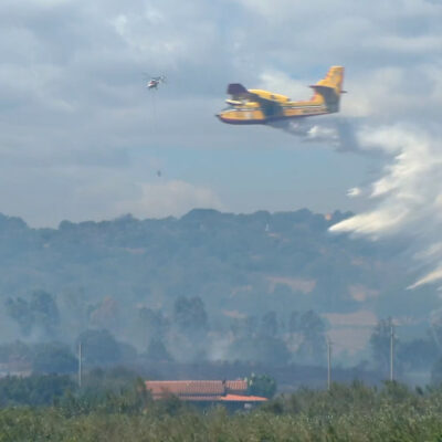 Copertina di Fiamme nella zona di Orosei, sganci d’acqua da canadair ed elicotteri: “Ci siamo svegliati col fumo”