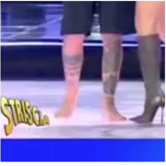 “Ho i piedi sudati e mi scivolavano i sandali”: Fedez scalzo a Battiti Live. Ilary Blasi replica: “Sono belli”