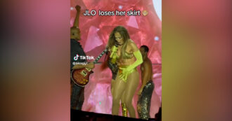 Copertina di Jennifer Lopez festeggia il compleanno sul palco e perde la gonna: “Sono qui in mutande”