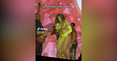Copertina di Jennifer Lopez festeggia il compleanno sul palco e perde la gonna: “Sono qui in mutande”