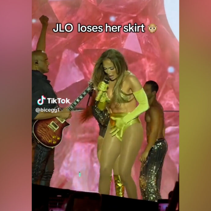 Jennifer Lopez festeggia il compleanno sul palco e perde la gonna: “Sono qui in mutande”