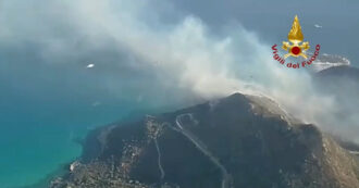 Copertina di Incendio a Villasimius, paura a Punta Molentis: le immagini della colonna di fumo vista dall’alto