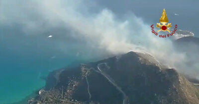 Copertina di Incendio a Villasimius, paura a Punta Molentis: le immagini della colonna di fumo vista dall’alto