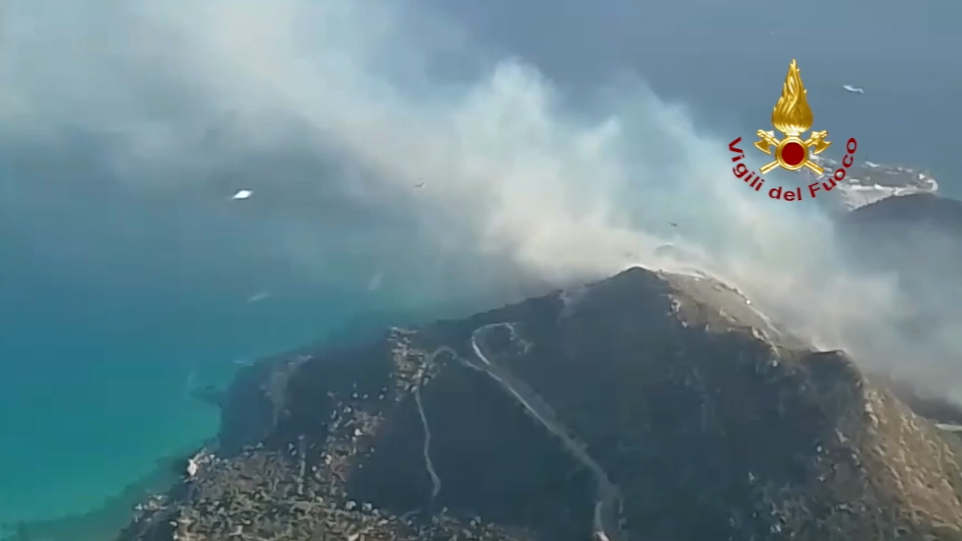 incendio a villasimius paura a punta molentis le immagini della colonna di fumo vista dall8217alto