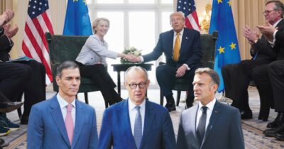 Copertina di Tutti contro Ursula: giornata nera dopo l’inchino a Trump