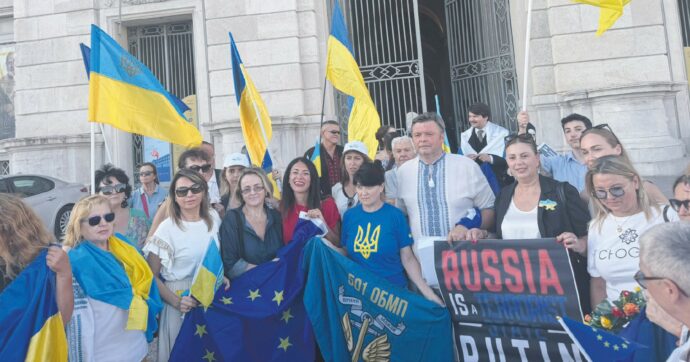 Foto. Picierno manifesta vicino al neonazi ucraino