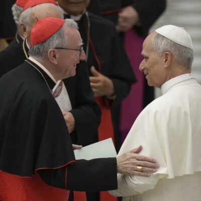 Copertina di Parolin: “Se necessario Papa Leone rimodulerà il suo pontificato. Domenica potrebbe guidare l’Angelus dal Gemelli”