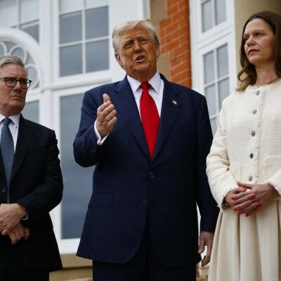 Copertina di Trump: “Putin? Non mi interessa più parlare con lui. Nuova scadenza a Mosca di 10-12 giorni per una tregua”