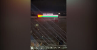 Copertina di L’Aida all’Arena di Verona si ferma tra primo e secondo atto: sullo schermo la scritta “stop genocide” e la bandiera palestinese