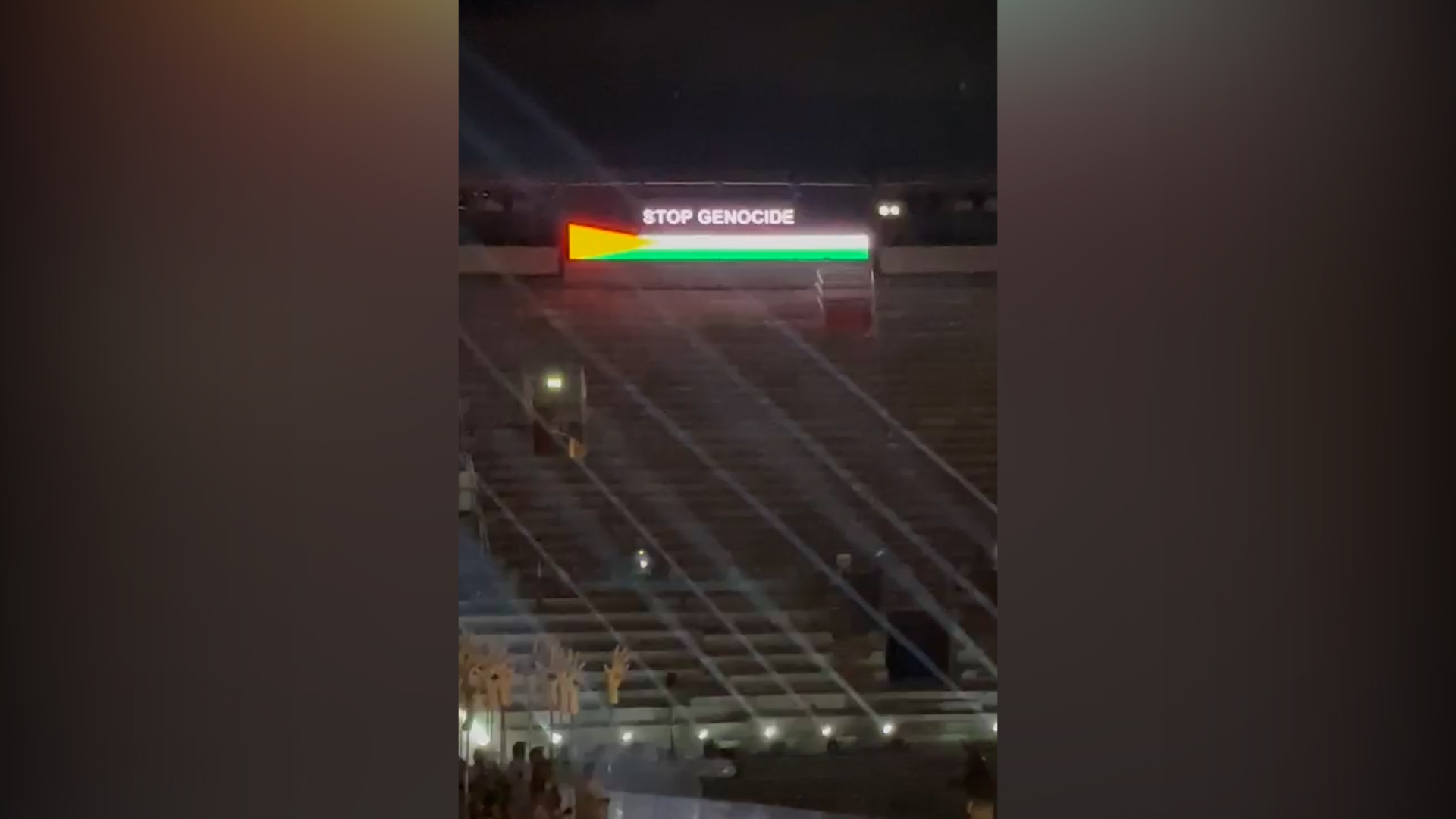 l8217aida all8217arena di verona si ferma tra primo e secondo atto sullo schermo la scritta stop genocide e la bandiera palestinese