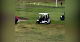 Copertina di Donald Trump bara a golf? Così il caddie lascia cadere una pallina: il video virale