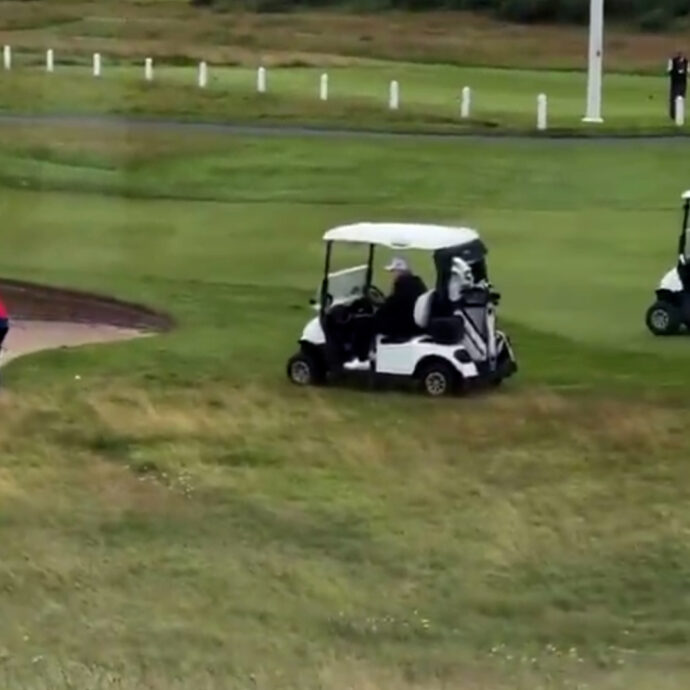 Donald Trump bara a golf? Così il caddie lascia cadere una pallina: il video virale
