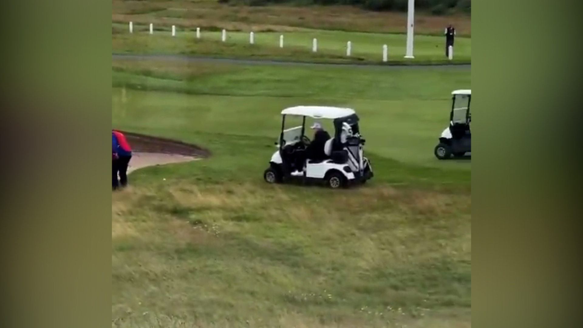 donald trump bara a golf cos236 il caddie lascia cadere una pallina il video virale