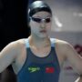 Copertina di A 12 anni gareggia ai Mondiali di nuoto (sfiorando il podio), ma non è record: chi è Yu Zidi, atleta che ha “stracciato” il regolamento