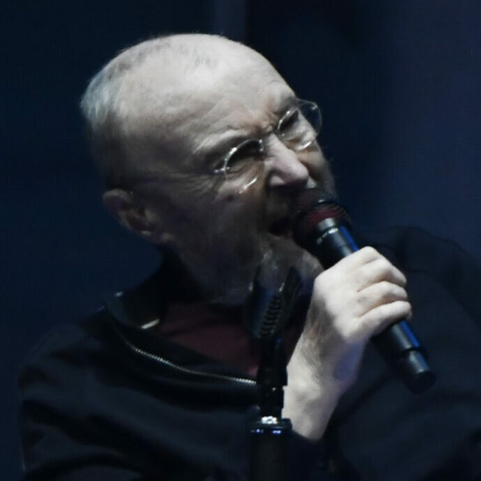 Phil Collins ricoverato in ospedale per un intervento al ginocchio. Fan allarmati e l’ufficio stampa interviene