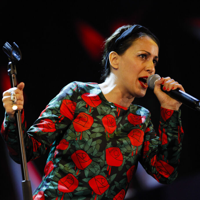 “Licenziata dalla mia major via mail, ho preso anche tante porte in faccia e no a Sanremo. Ora navigo a vista e ho firmato per un nuovo progetto”: lo sfogo di Syria